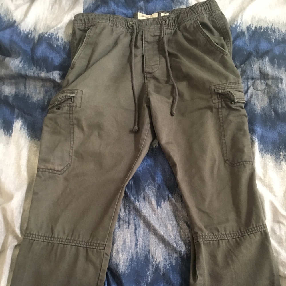 Slightly damaged Abercrombie cargos see, read 👇🏼